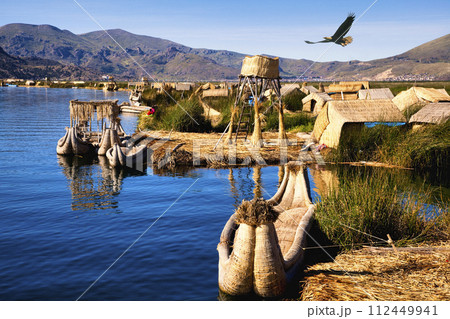 ティティカカ湖のトトラ船	 112449941