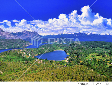 ナウエル・ウアピ湖と雲合成 112449958