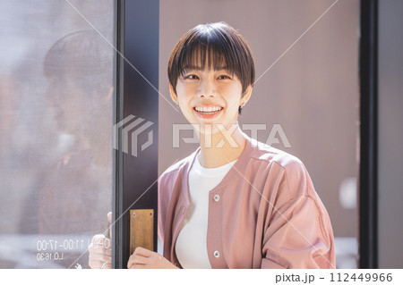 ドアを開ける女性 112449966