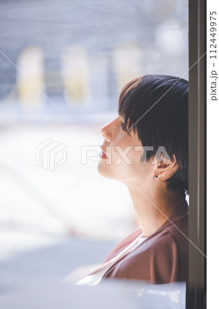 悲しい表情の女性 112449975