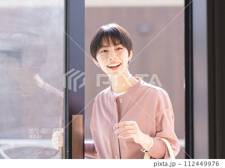 ドアを開ける女性 112449976