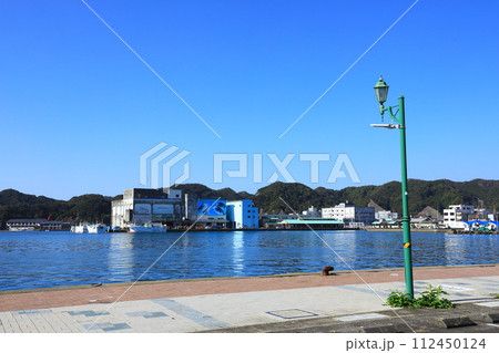 南紀勝浦漁港　町並み風景 112450124