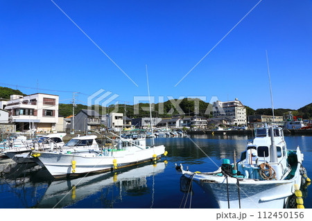 南紀勝浦漁港と温泉街風景 南紀勝浦漁港と温泉街風景 112450156