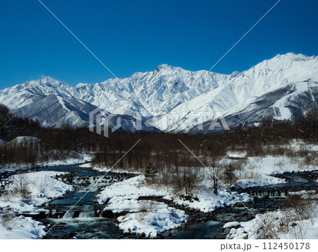 冬の白馬村 冠雪した北アルプス、五竜岳と松川 冬の白馬村 冠雪した北アルプス、五竜岳と松川 112450178