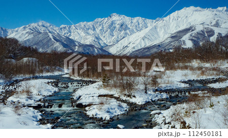 冬の白馬村 冠雪した北アルプス、五竜岳と松川 冬の白馬村 冠雪した北アルプス、五竜岳と松川 112450181