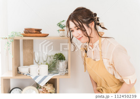 雑貨屋・アパレル・インテリア・クラフトショップで働く販売員・店員・スタッフ 112450239