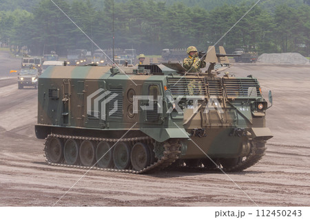 観閲行進する陸上自衛隊87式砲側弾薬車 観閲行進する陸上自衛隊87式砲側弾薬車 112450243