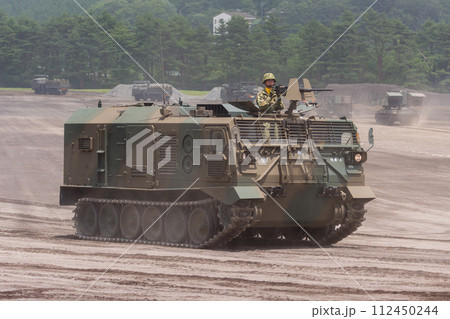 観閲行進する陸上自衛隊87式砲側弾薬車 観閲行進する陸上自衛隊87式砲側弾薬車 112450244