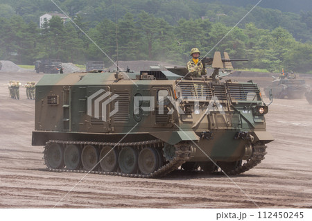 観閲行進する陸上自衛隊87式砲側弾薬車 観閲行進する陸上自衛隊87式砲側弾薬車 112450245