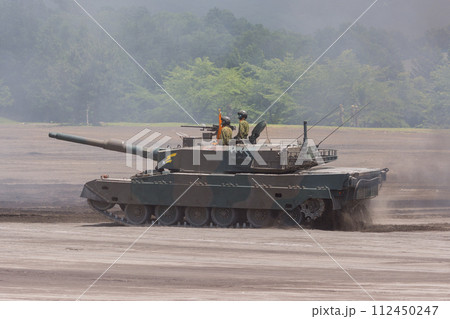 走行する陸上自衛隊90式戦車 走行する陸上自衛隊90式戦車 112450247
