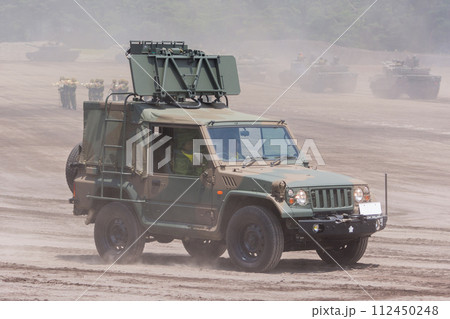 走行する陸上自衛隊1/2tトラック捜索評定レーダ装置 112450248