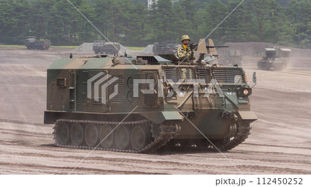 観閲行進する陸上自衛隊87式砲側弾薬車 観閲行進する陸上自衛隊87式砲側弾薬車 112450252