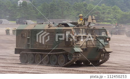 観閲行進する陸上自衛隊87式砲側弾薬車 観閲行進する陸上自衛隊87式砲側弾薬車 112450253