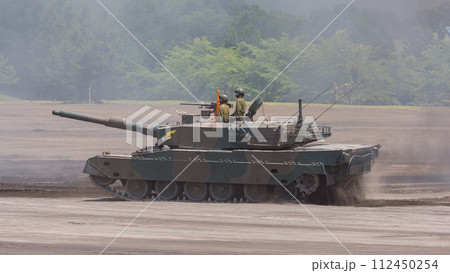 走行する陸上自衛隊90式戦車 走行する陸上自衛隊90式戦車 112450254