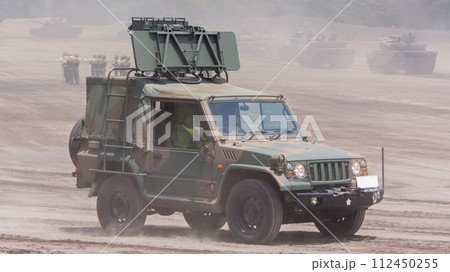 走行する陸上自衛隊1/2tトラック捜索評定レーダ装置 112450255