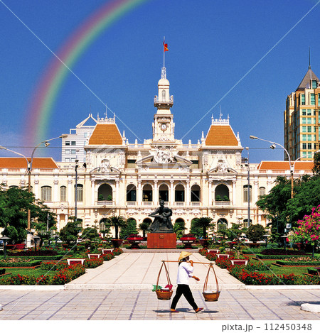 ホーチミン人民委員会庁舎にかかる虹 112450348