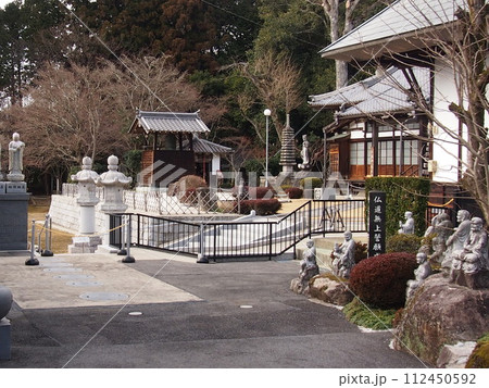 日本大正村 萬勝寺の境内と石灯籠 恵那市明智町の街並み 112450592