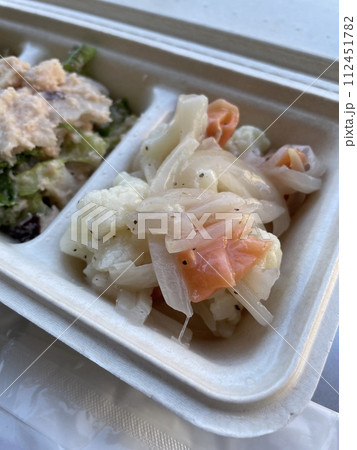 スモークサーモンと野菜のマリネ 前菜の洋食料理 スモークサーモンと野菜のマリネ 前菜の洋食料理 112451782