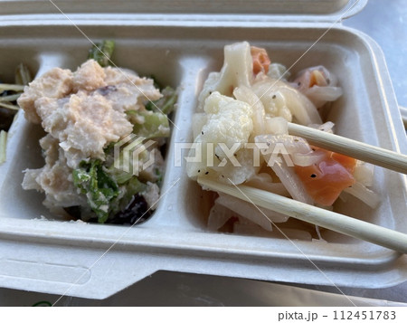 スモークサーモンと野菜のマリネ 前菜の洋食料理 スモークサーモンと野菜のマリネ 前菜の洋食料理 112451783
