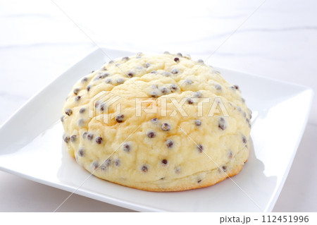 チョコレートがたくさん入ったチョコチップメロンパン 112451996