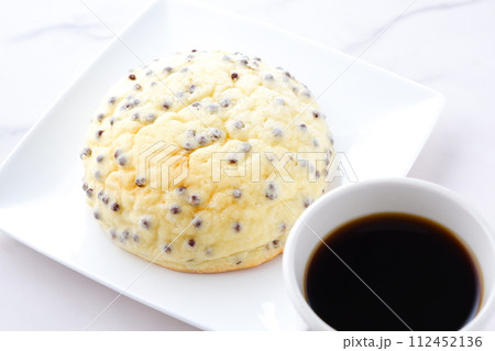 メロンパンとコーヒーでおやつの時間	 112452136