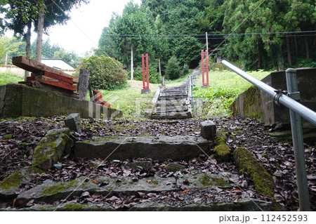 岩手県奥州市「村社 戸隠神社」大地震の被害か表参道ガタガタの石段 岩手県奥州市「村社 戸隠神社」大地震の被害か表参道ガタガタの石段 112452593