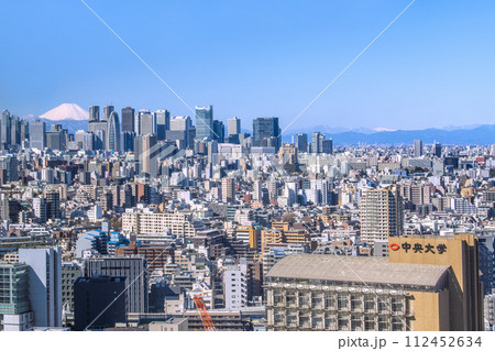 日本の東京都市景観 新景。富士山と変貌する新宿。左に新宿パークタワー。東急歌舞伎町タワーの威容が… 112452634