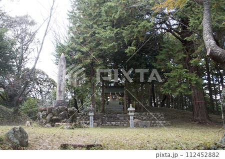 勝間田城址　本曲輪の石碑と祠 112452882