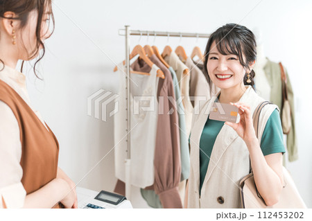 クレジットカードを使う女性(買い物・ショッピング・電子決済) クレジットカードを使う女性(買い物・ショッピング・電子決済) 112453202