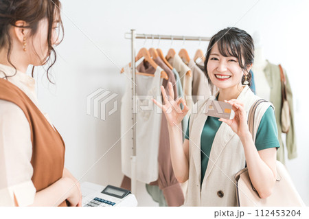 クレジットカードを使う女性（買い物・ショッピング・電子決済） 112453204