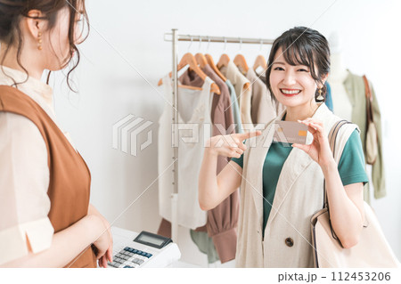 クレジットカードを使う女性(買い物・ショッピング・電子決済) クレジットカードを使う女性(買い物・ショッピング・電子決済) 112453206