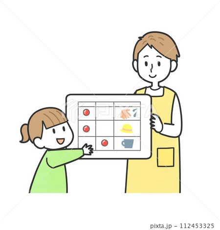 ホワイトボードを使って準備する女の子と保育士 112453325