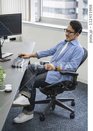 デスクワークをする50代の男性 デスクワークをする50代の男性 112453966