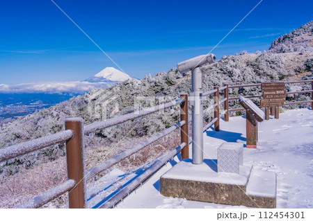（静岡県）雪化粧した伊豆スカイライン池の向展望台、富士山 112454301