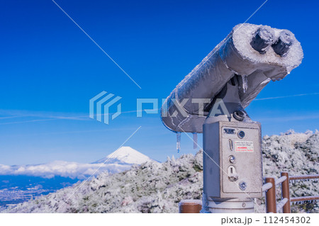 (静岡県)雪化粧した伊豆スカイライン池の向展望台、富士山 (静岡県)雪化粧した伊豆スカイライン池の向展望台、富士山 112454302
