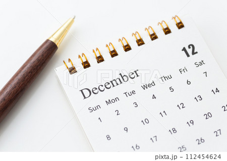 12月のカレンダーとボールペン 112454624