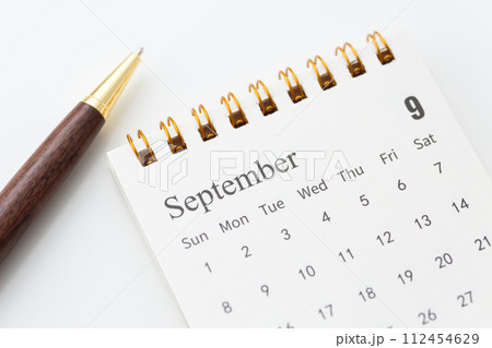 9月のカレンダーとボールペン 9月のカレンダーとボールペン 112454629