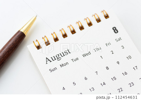 8月のカレンダーとボールペン 8月のカレンダーとボールペン 112454631