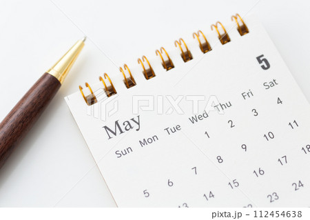 5月のカレンダーとボールペン 5月のカレンダーとボールペン 112454638