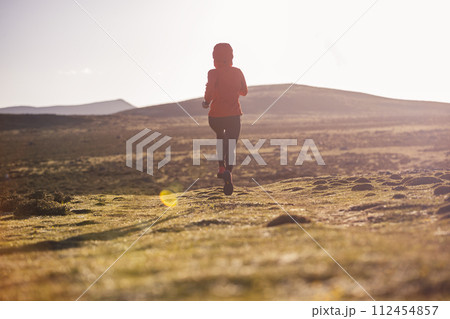 Woman trail runner cross country running to high altitude mountain peak 112454857