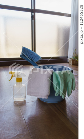 掃除道具と窓とフローリング 112455328