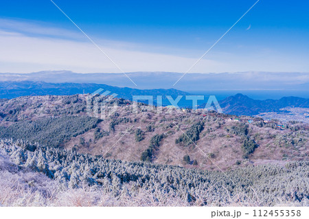 （静岡県）雪化粧した南箱根ダイヤランド付近と伊豆東部の街並み展望 112455358