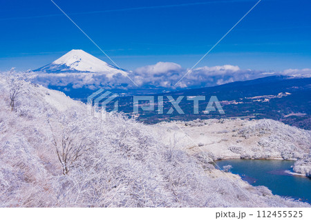 (静岡県)雪化粧した伊豆スカイライン、玄岳展望台から眺める富士山 (静岡県)雪化粧した伊豆スカイライン、玄岳展望台から眺める富士山 112455525