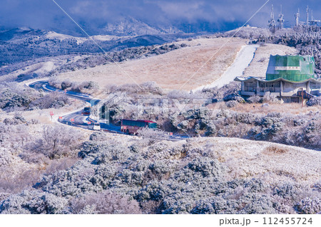 (静岡県)降雪した伊豆スカイライン、玄岳展望台付近を走る車 (静岡県)降雪した伊豆スカイライン、玄岳展望台付近を走る車 112455724