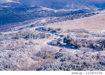 (静岡県)降雪した伊豆スカイライン、玄岳展望台付近を走る車 (静岡県)降雪した伊豆スカイライン、玄岳展望台付近を走る車 112455726