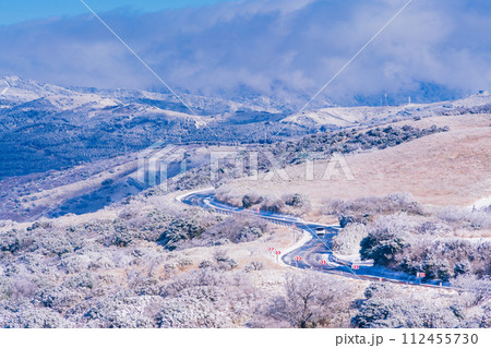 （静岡県）降雪した伊豆スカイライン、玄岳展望台付近を走る車 112455730