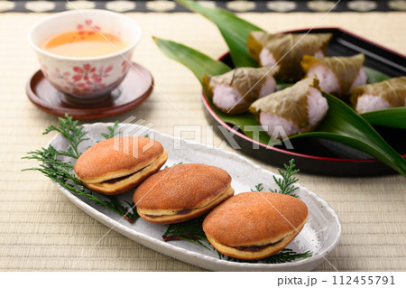 和菓子 どら焼きとさくら餅 112455791