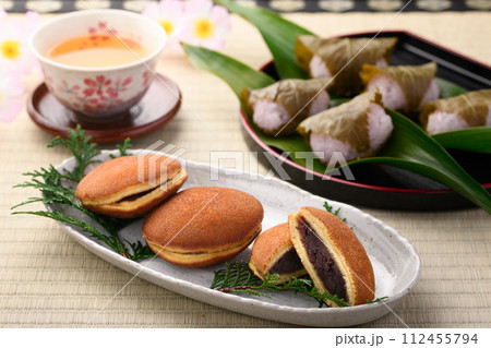 和菓子 どら焼きとさくら餅 和菓子 どら焼きとさくら餅 112455794