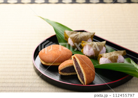 和菓子 どら焼きとさくら餅 和菓子 どら焼きとさくら餅 112455797