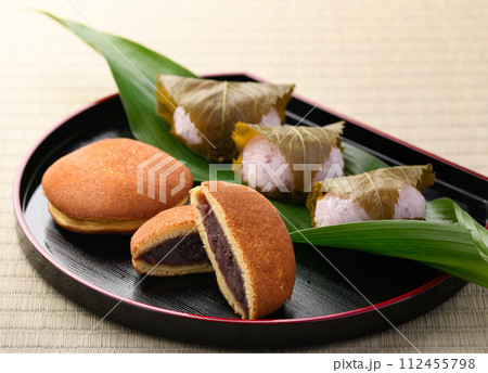 和菓子 どら焼きとさくら餅 和菓子 どら焼きとさくら餅 112455798